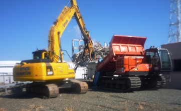 Illustration for article titled Huge Robots are Clearing the Fukishima Powerplant Debris